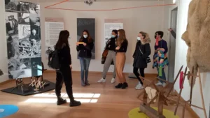 Gruppo di visitatori nelle sale del MECF